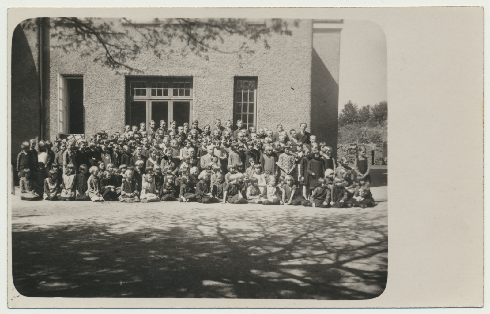 foto Viljandi III Algkool'i grupp kooliõuel 1930