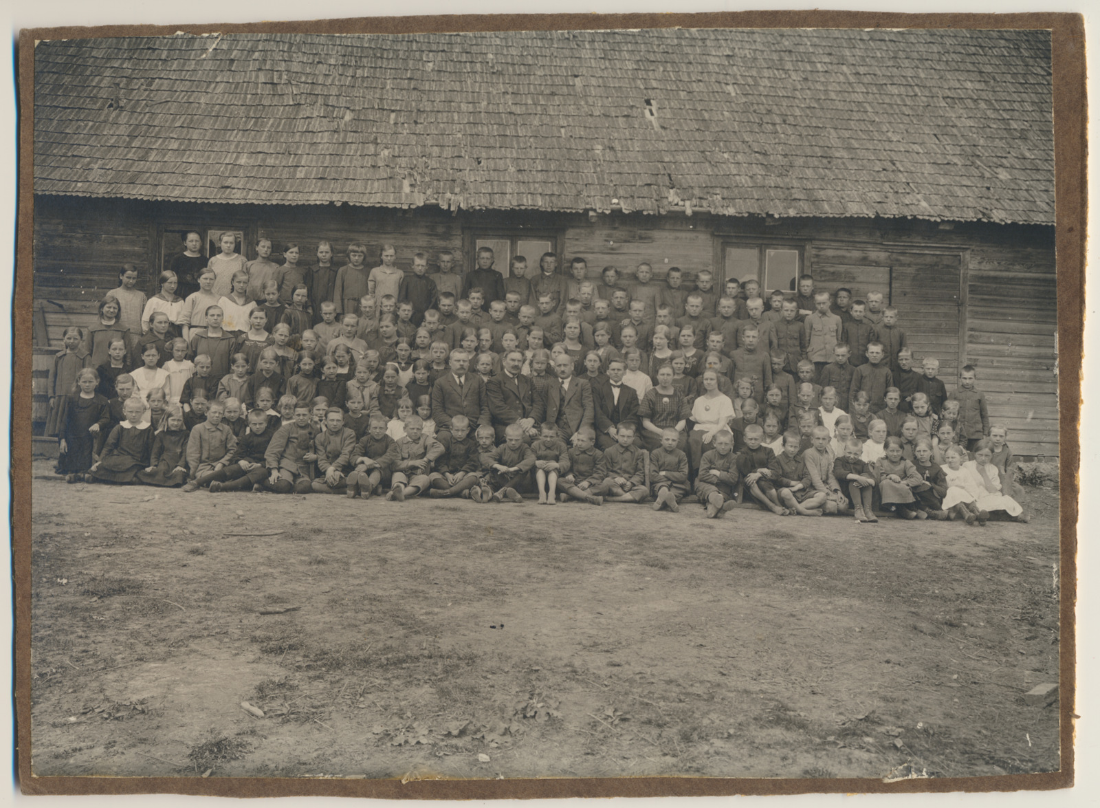 foto, grupp vana koolimaja (?) ees, u 1920