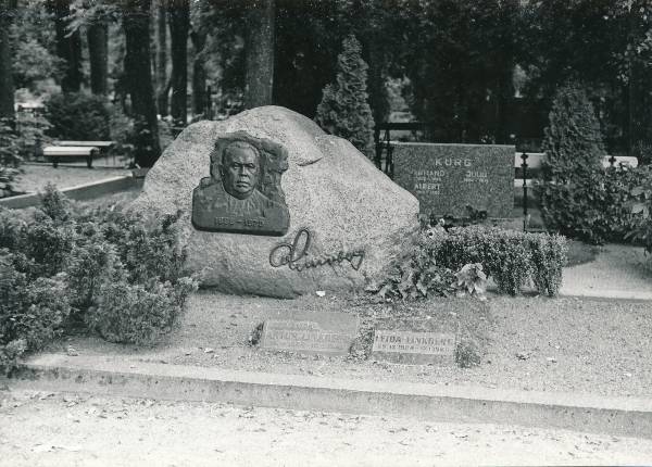 Tartu linnavaade. TÜ professor Artur Linkbergi (1899–1970) haud Raadi kalmistul. 18.08.1984.a.