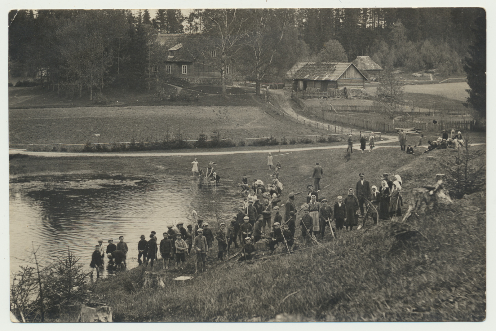 foto, Aidu v Tölli koolimaja, lapsed, järv u 1925