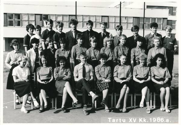 Grupifoto. Tartu 15. Keskkooli 10b klass, 1986.