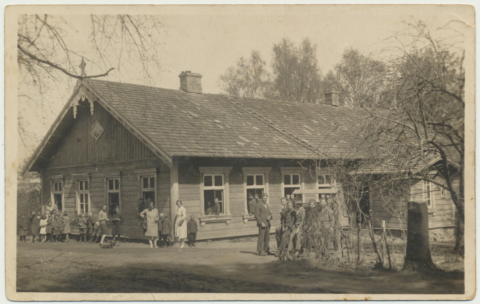 foto Halliste khk Penuja koolimaja, õpilased, vahetund, 1931 (suleti 1999)