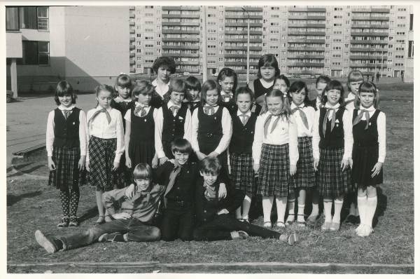 Grupifoto. Tartu 15. Keskkooli õpilased, taga Annelinna majad. 1986