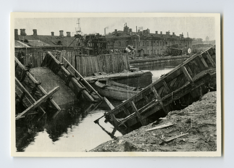 Sõjas purustatud Tallinna sadam. Purunenud Admiraliteedi basseini kanali sild.