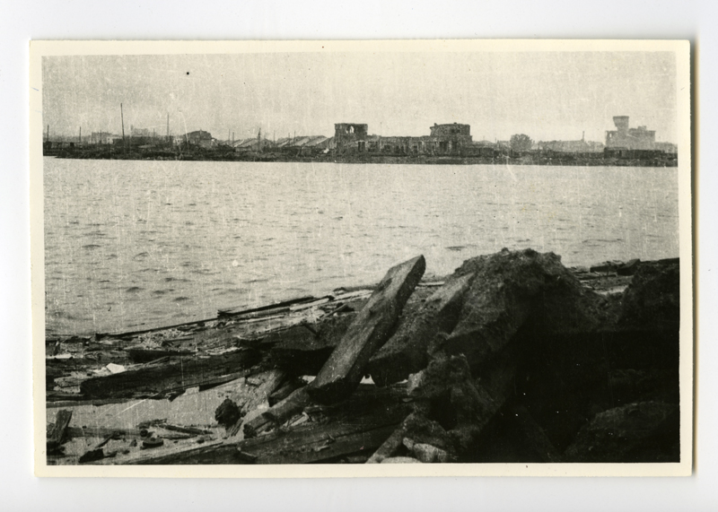 Sõjas purustatud Tallinna sadam, vaade Kaupmehe sillale Läänemuulilt