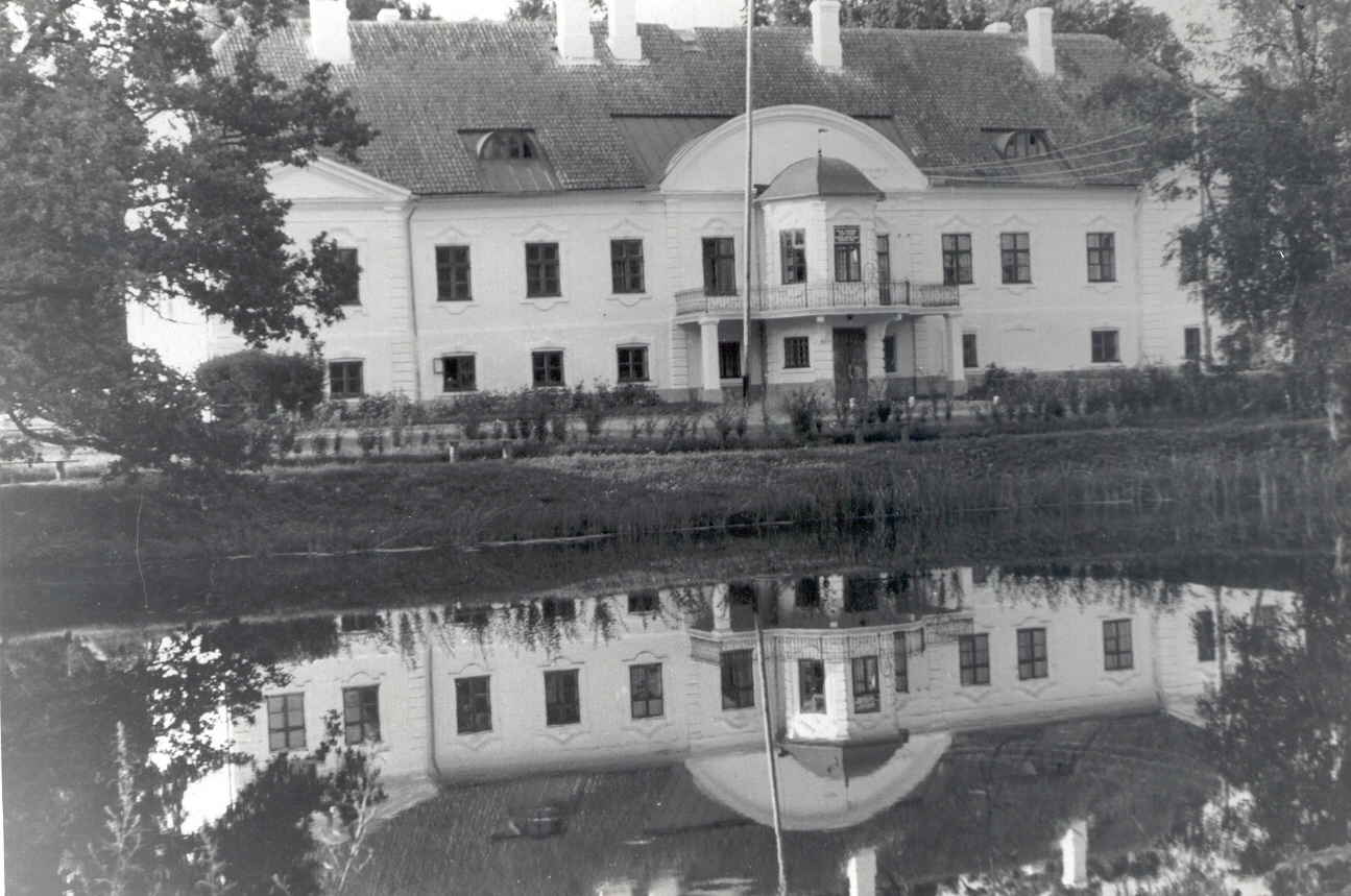 Foto. Fr. Tuglase nim. Ajha Keskkooli hoone ja Ahja järv.