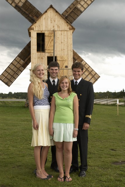 Liis Madisson, Meelis Tabri, Alice Madisson ja Mattis Tabri Leisi vallas Angla tuulikute juures Saaremaal
