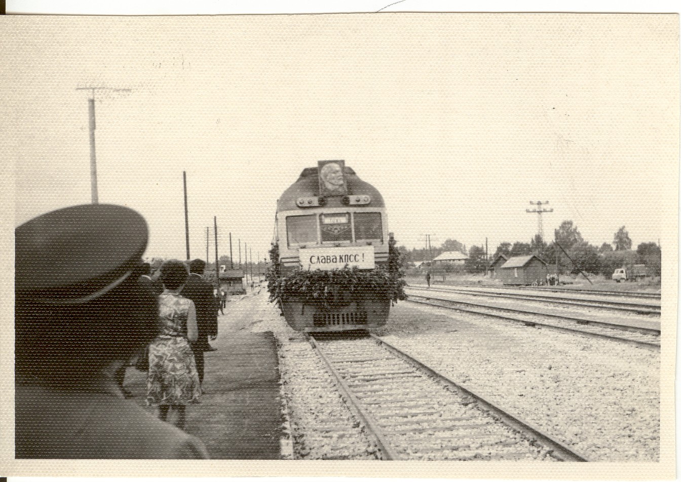 foto, Türi raudteejaama avamine 7.juulil 1972.a. , reisirong kaunistatud vanikutega