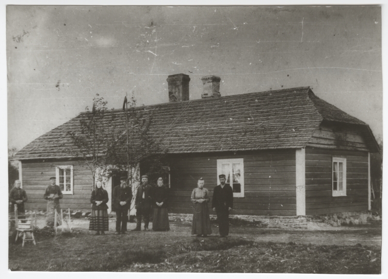 Aksi saare esimene maja, maja ees Aksbergide perekond