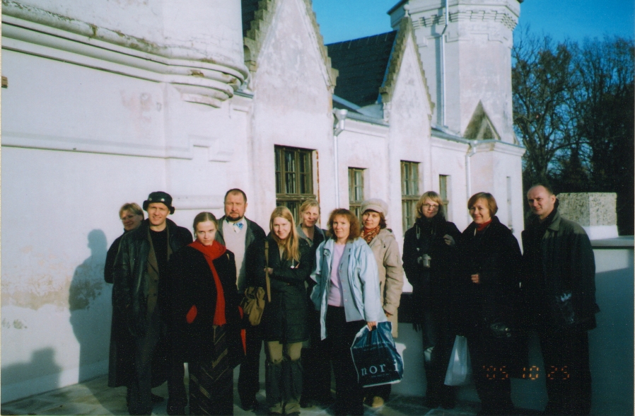Foto. Kirjanike muuseumide seminarist osavõtjad Alatskivi lossi juures. 25.10.2005.