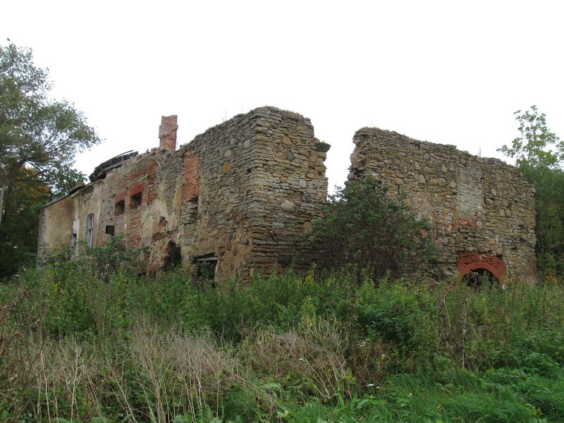 The ruins of Kalvi Castle with the old main building, 15-18th century.
