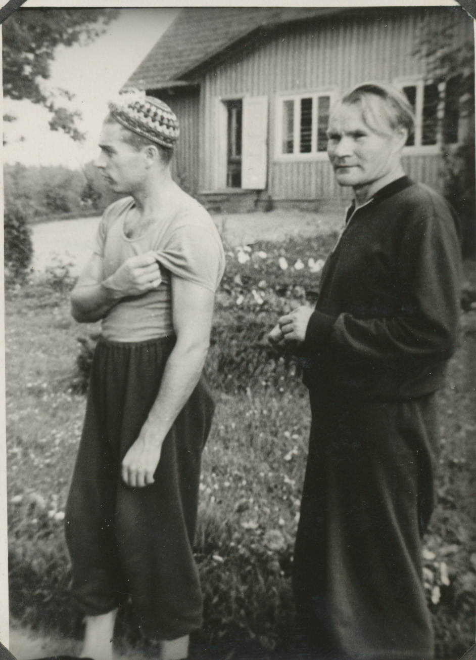 Tartu Riikliku Ülikooli kergejõustiklased Martin Kutman (vasakul) ja Valter Kalam ülikooli spordibaasis Käärikul