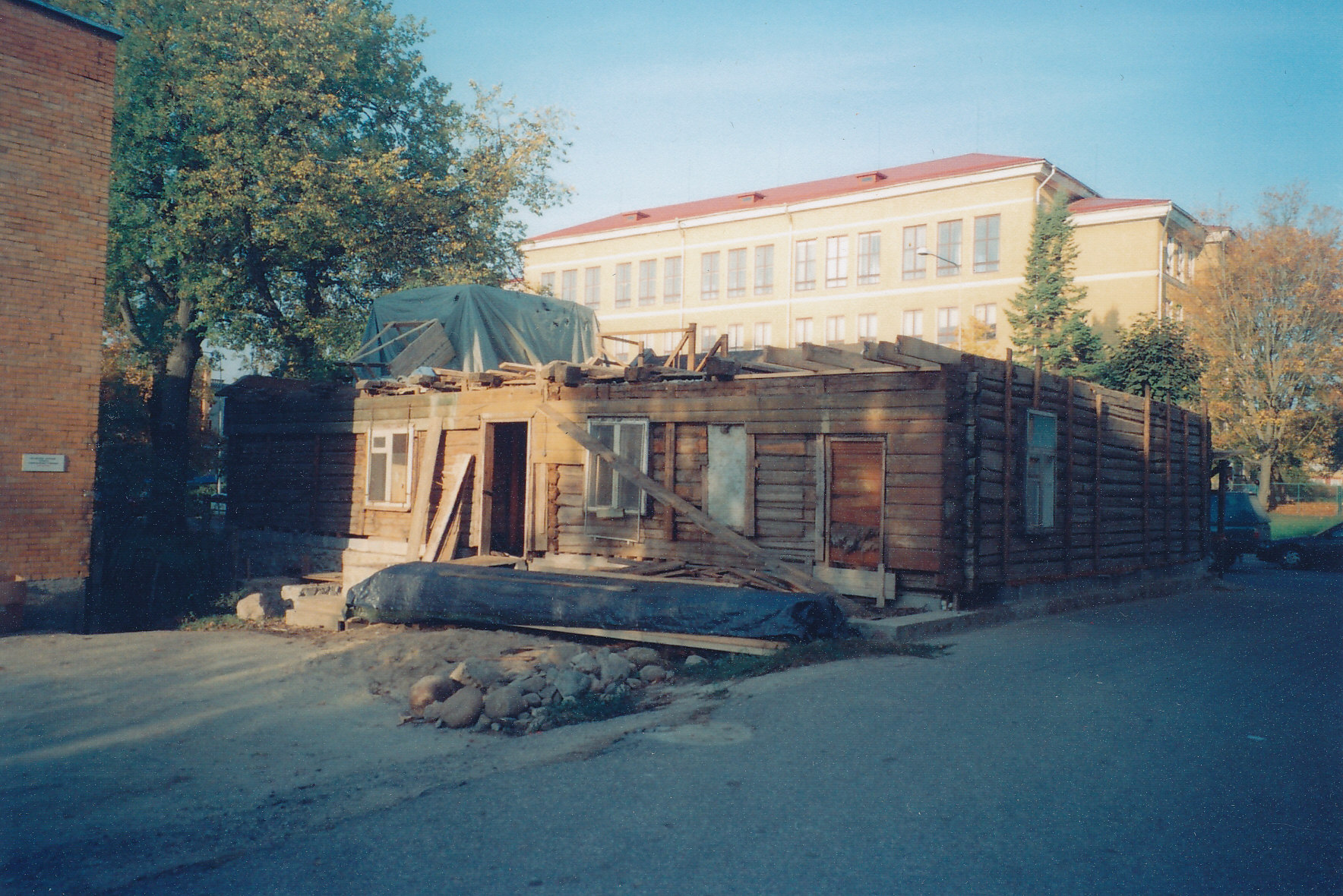 Foto. Hoone Vabaduse t. 15 renoveerimistööd  12.oktoobril 2005.a.( nn Kääriku maja)