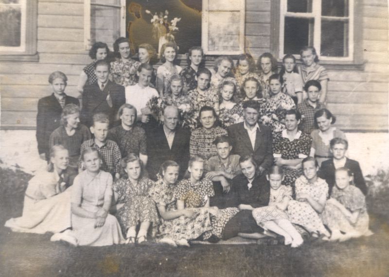 Foto. Piirsalu 7.-a. Kooli lõpetajad ja vanemad 1956. a. kevadel.  Asub HM 7623.