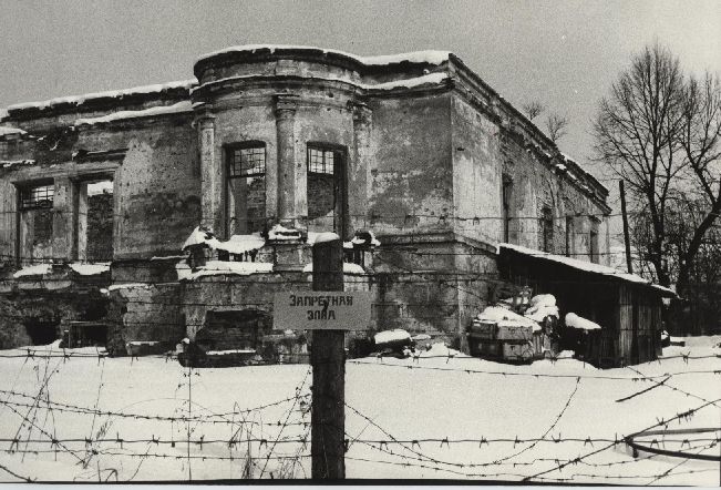 Nõukogude sõjaväebaasi keelutsoon Raadi sõjalennuvälja alal, taga Raadi lossi varemed. Tartu, 1988. Foto Malev Toom.