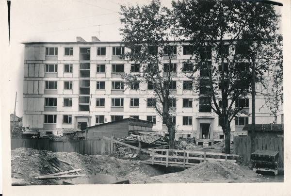 Tartu linnavaade. Korterelamu ehitus Paju tn. 1970ndatel.