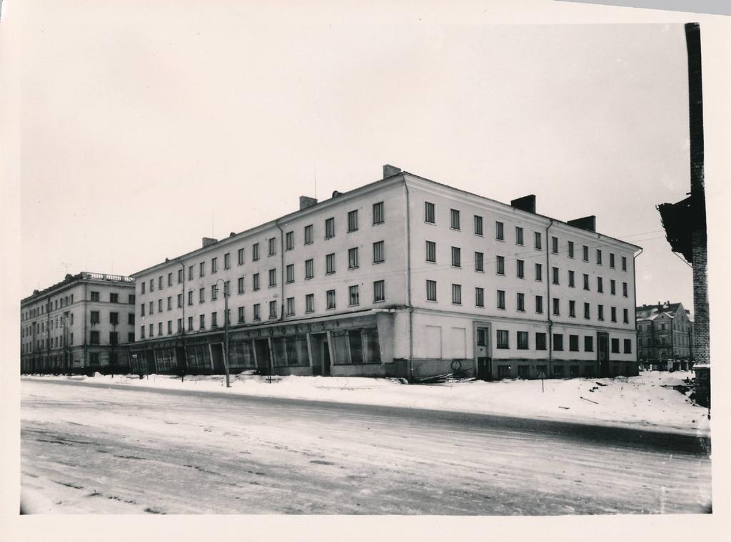 Elamu Riia 11, allkorrusel toidukauplus "Tartu" ja lastekauplus "Noorus". Tartu, 6.01.1960.