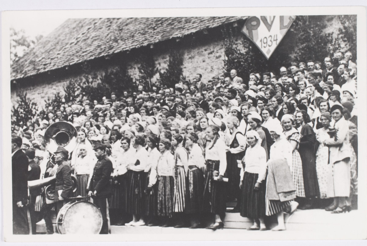 Põhja-Viljandimaa laulupäev 1934. Kogunemine Vabadusväljakul seltsimaja juures.