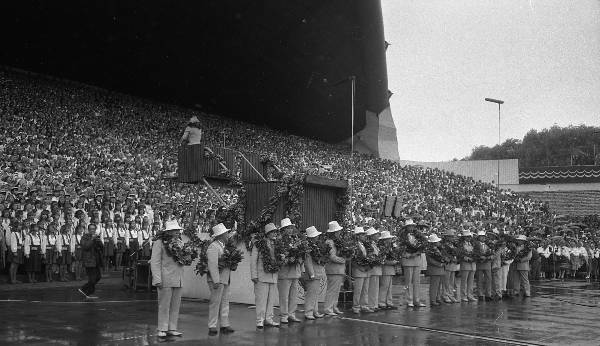 Negatiiv. XX üldlaulupidu Tallinnas 1985. A. Nilsoni kogu. Dirigendid laulukaare ees.