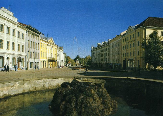 Tartu Raekoja plats (vaade raekoja juurest kaarsilla poole). Ees purskkaev. 1990-1995. Foto Avo Mallene.