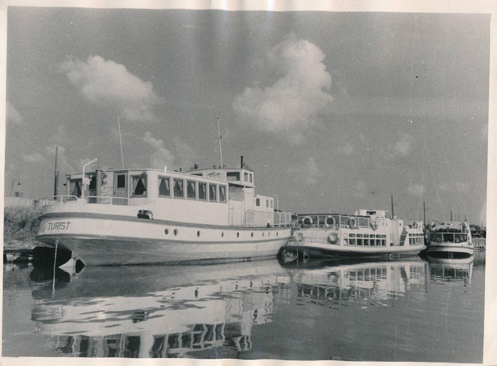 Jõesadam, uued jõetrammid (jõelaevad; vasakul laev "Turist"). Tartu, 1961.