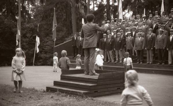 Fotonegatiiv. Laulupäev Haaslavas 1989. Kontsert. Dirigent puldis.