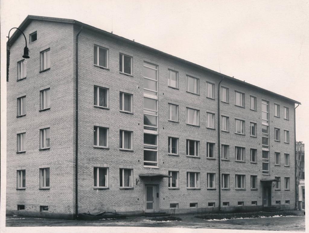 Tartu linnavaade. Uus korterelamu Jaani kiriku kõrval Lutsu 16. 1960