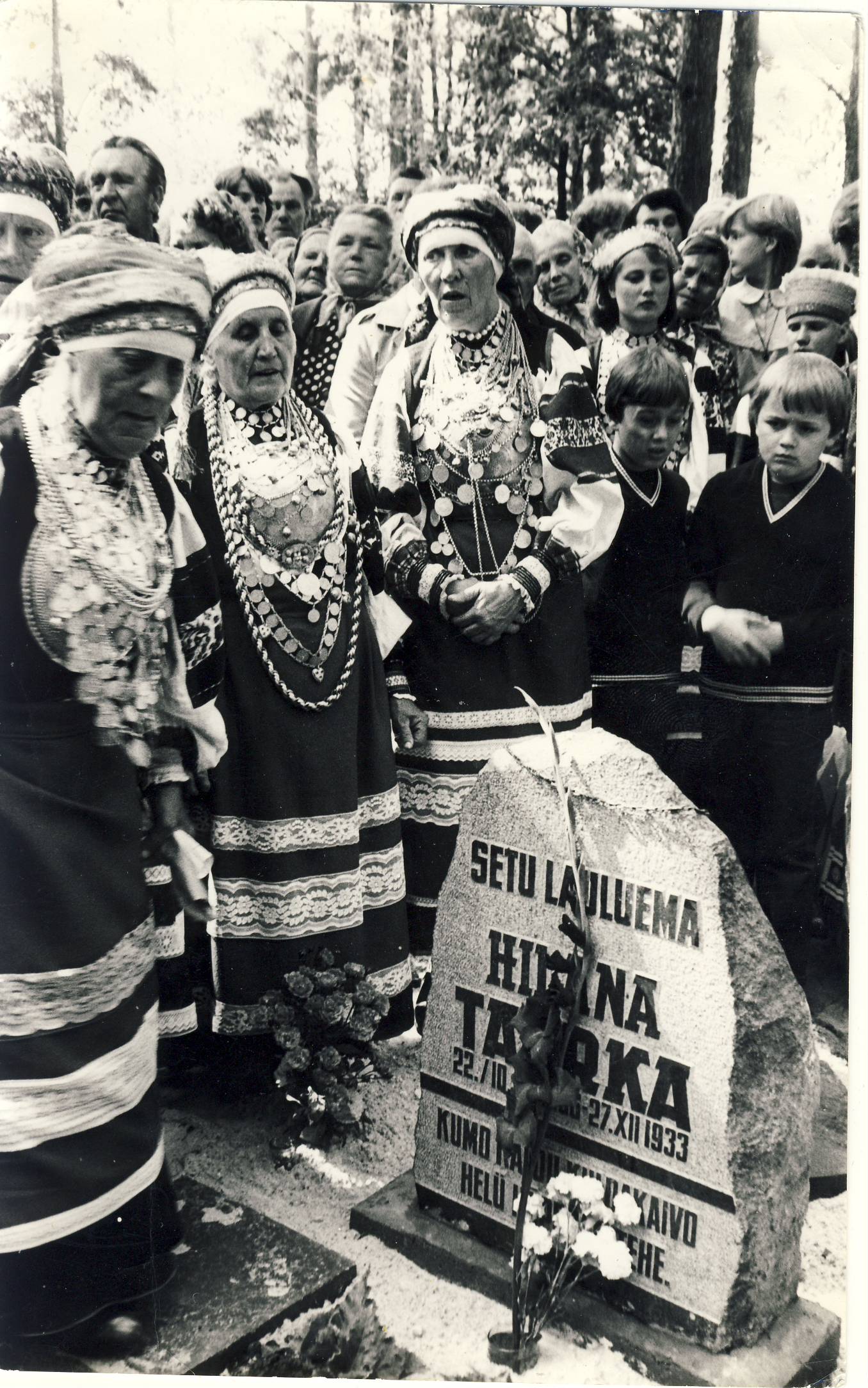 Hilana Taarka mälestuskivi avamine Obinitsa kalmistul, 1986.Helbi naised leelotamas.