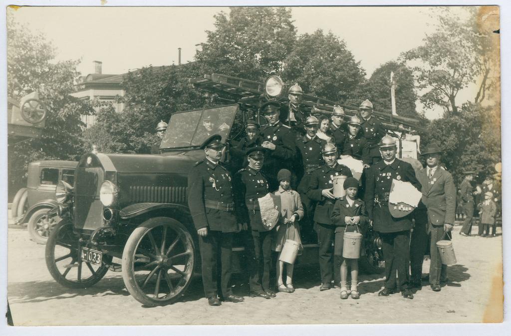 Tallinna VTÜ liikmed tuletõrjeauto juures enne rahakorjandusele minekut