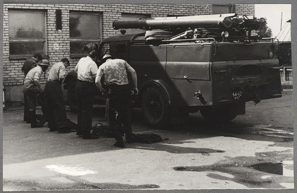 Tartu Linna TÜ salkadevahelised võistlused, meeskond tuletõrjeauto juures riietumas