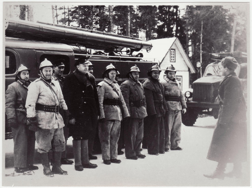 Tsiviilkaitse tuletõrjeteenistuse õppusel: tuletõrjeauto meeskond, 1962.a.