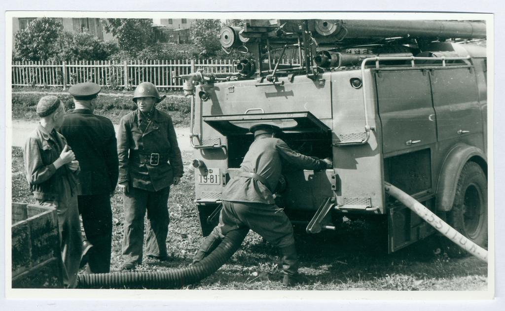 Tsiviilkaitse tuletõrjeteenistuse õppusel 1959
Tuletõrjeauto veevõtukohal