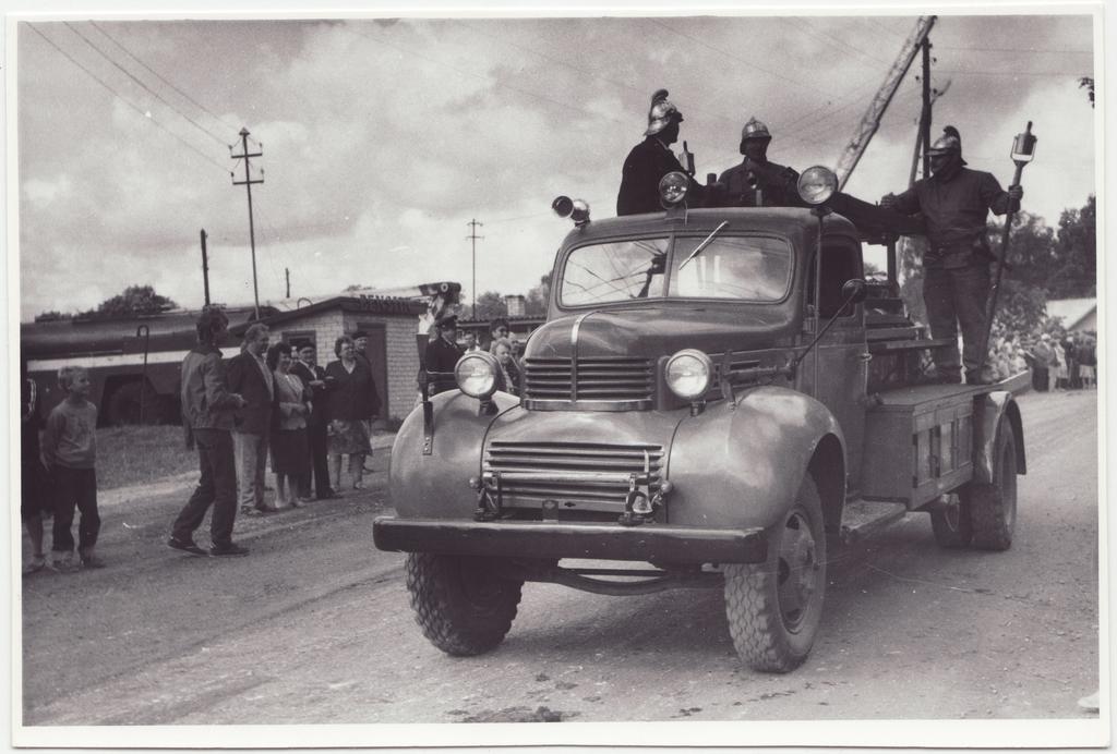 Eesti vabatahtliku tuletõrje 200. aastapäeva tähistamine: sõjaeelne tuletõrjeauto paraadil, 1988.a.