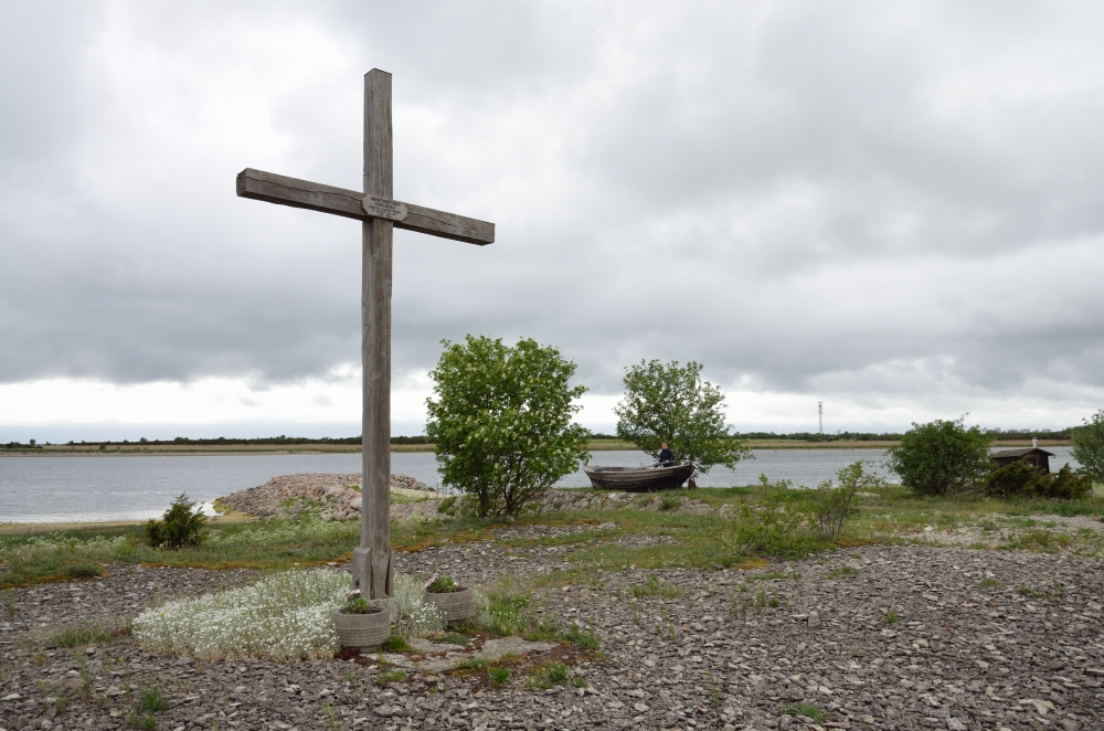 Puidust mälestusrist kõigile Läänemeres hukkunutele Karala küla Roopa rannas