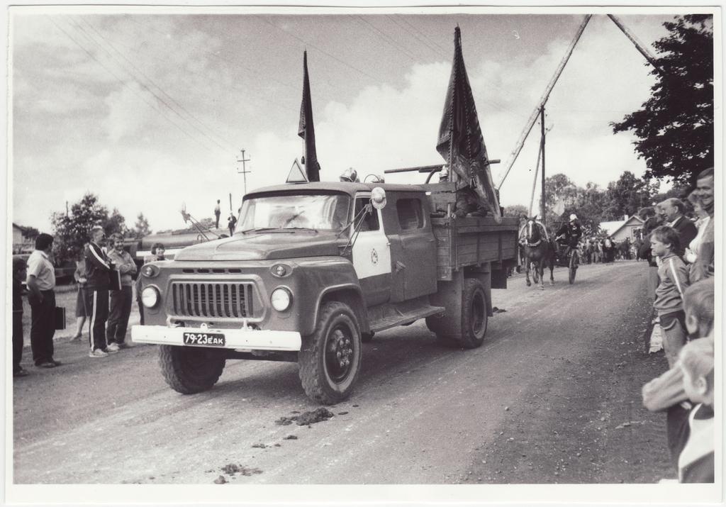 Eesti vabatahtliku tuletõrje 200. aastapäeva tähistamine: nõukogudeaegne tuletõrjeauto rongkäigus, 1988.a.