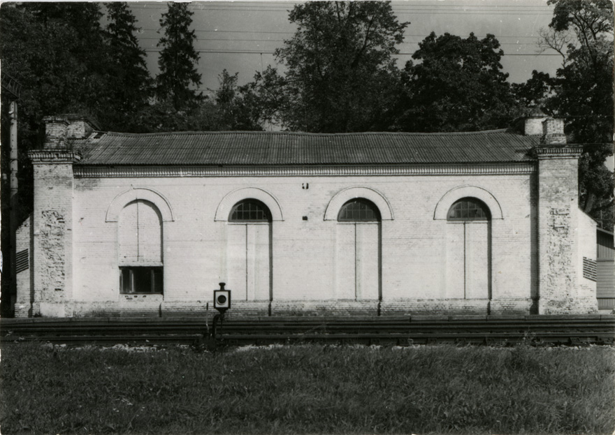 16 objekti ühel teemal, valik 1974.-1983. aasta fotodest. Arhitekt Jüri Okas