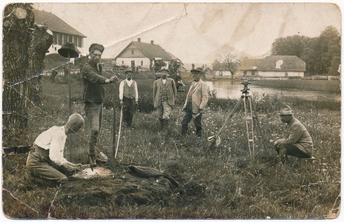 Land Surveyors in 1923 Roelas (Voorel) look away from the buildings of the manor. In 1923 the lands were measured from the lands of the manors to the settlements. It is very possible that this is a border stone on which it was tat on the cross