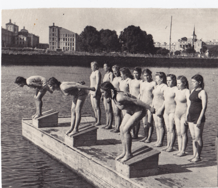 Narva vabriku-tehase õpilased ujumisvõistlustel