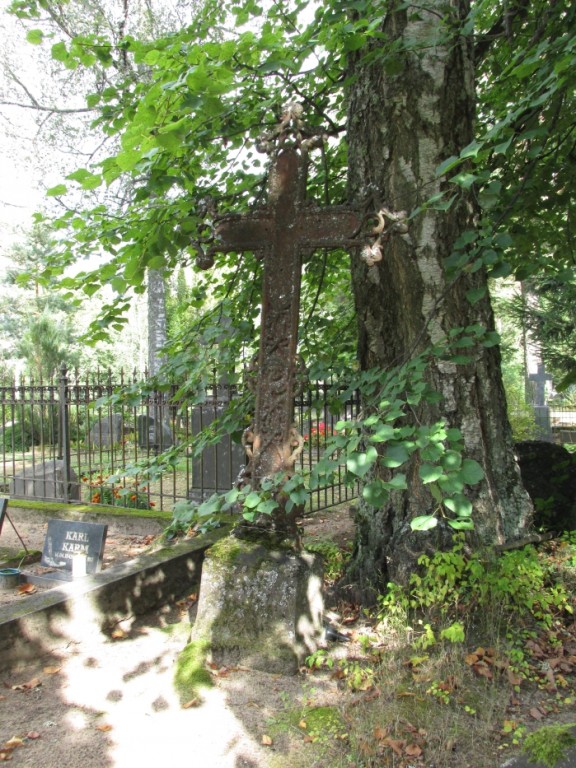 Cross Julie Sohard's grave, 19/20. Saj (metalle)