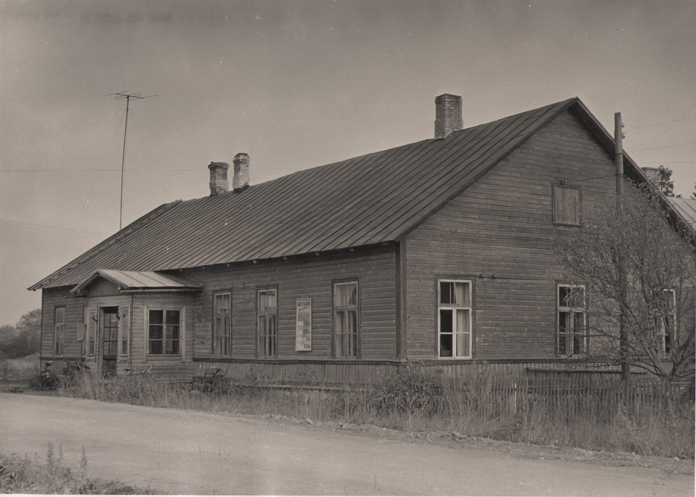 Foto. Rakvere rajooni Fr. R. Kreutzwaldi nim kolhoosi kontorihoone (endine Sõmeru vallamaja). 1961.