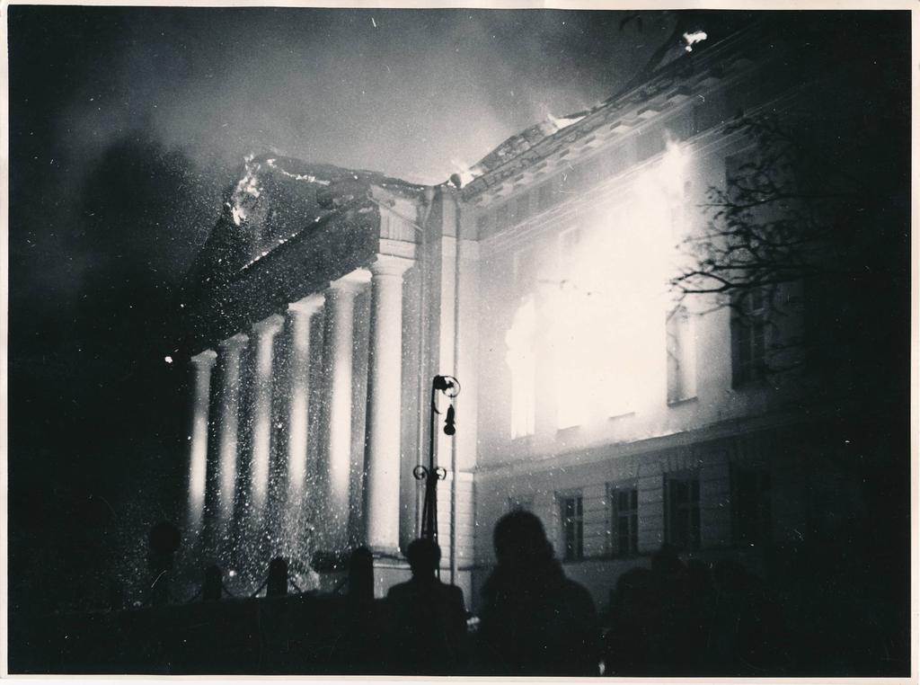 Tartu ülikool, peahoone tulekahju. 1965. Foto E. Sakk.