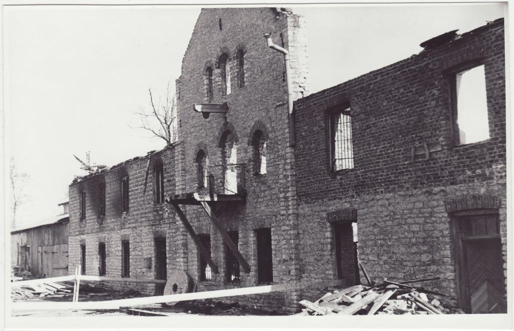 Tulekahjus hävinud villakraasimise ja ketramise ettevõtte varemed, 1956.a.