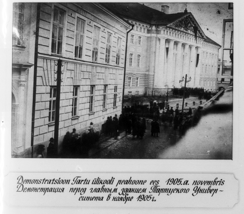 Demonstratsioon Tartu Ülikooli peahoone ees 1905.a novembris.