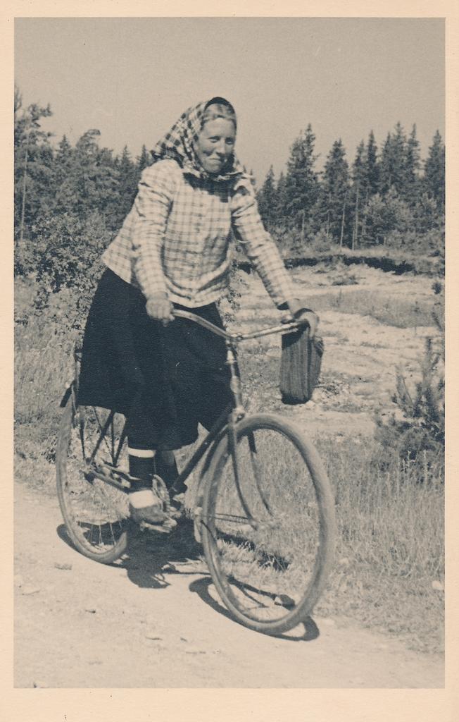 Vormsi, naine jalgrattal