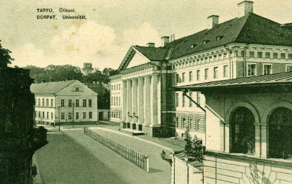 Tartu ülikooli peahoone. Ees Ülikooli 20, eemal Ülikooli 16 õppehoone; kauguses tähetorn. Tartu, 1920.-1940