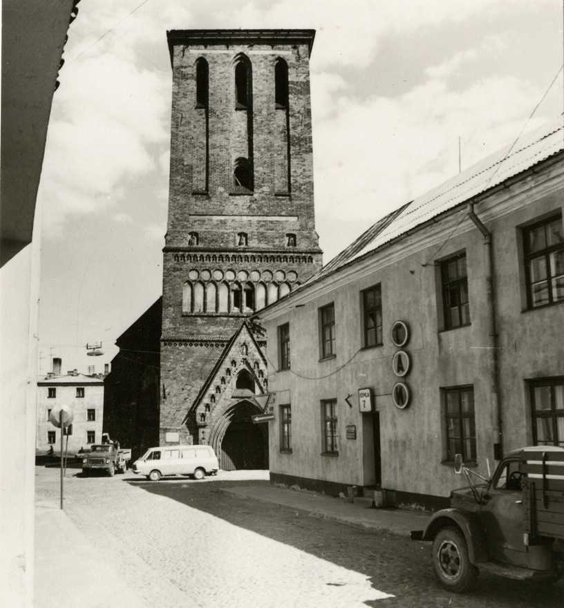 Jaani kirik Tartus, eestvaade tornile