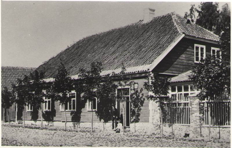 Foto. Fr. R. Kreutzwald koos tütarlapsega oma maja trepil Võrus.