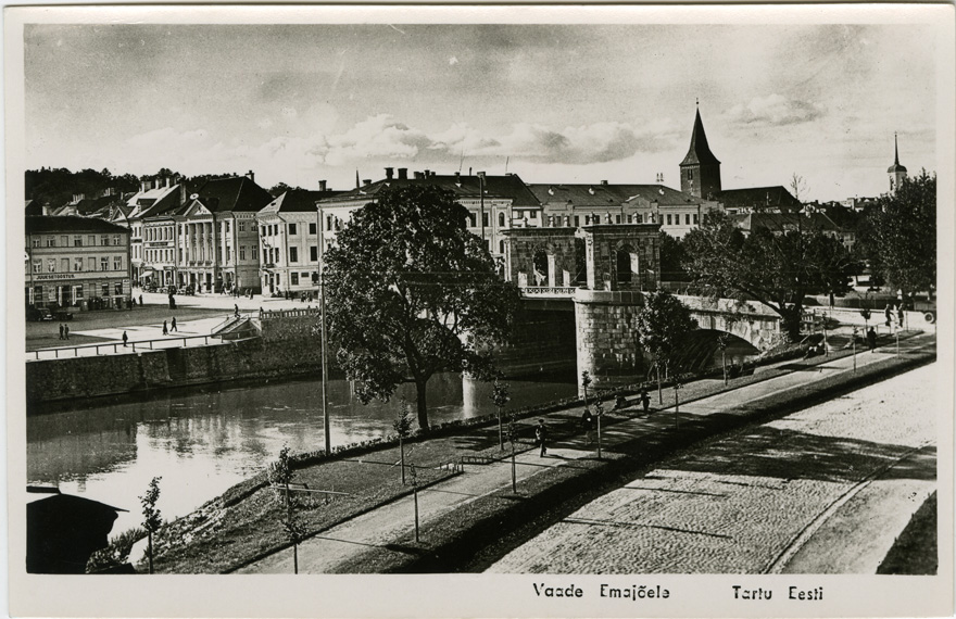 Kivisild Tartus, vaade üle silla, taga Raekoda. Arhitektid J. A. Zaklowsky, J. C. Siegrfrieden, ehit. Inseneride Komando
