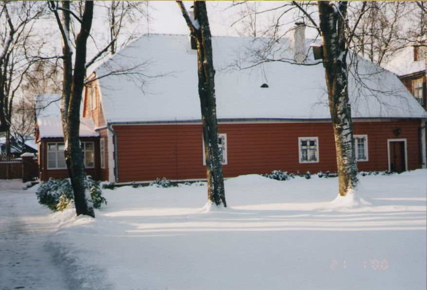 Foto. Õuepoolne vaade Dr. Fr. R. Kreutzwaldi elumajale. Võru, 21.01.2000.