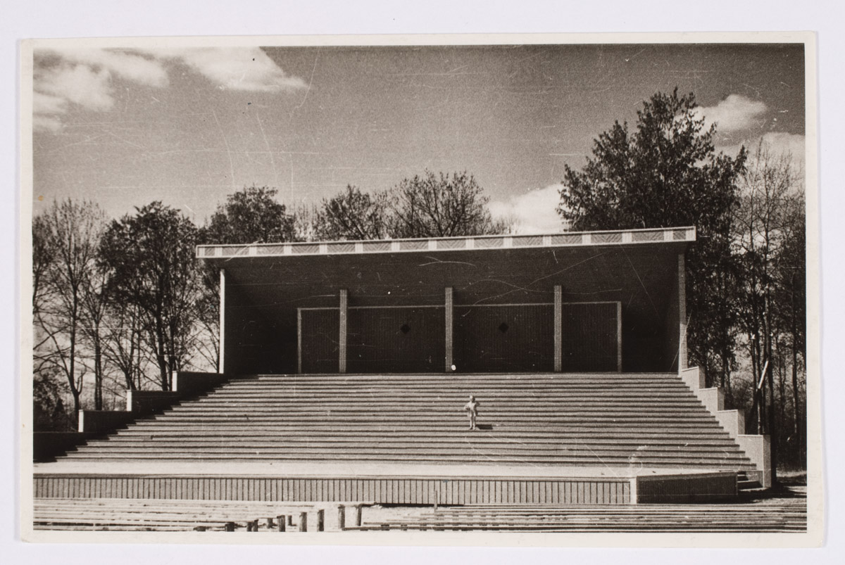 Põltsamaa laululava spordiväljaku kõrval, valmis 1959 (põles 1960.aastatel).